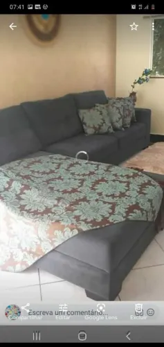Sofa em linho cinza e madeira maciça
