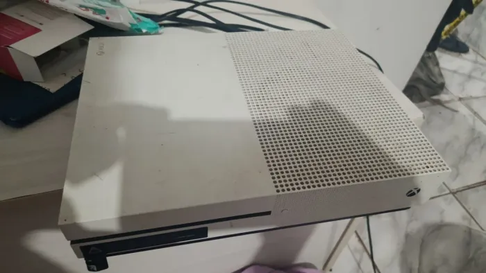 Vendo Xbox One S. 2 controles, 4 pilhas recarregáveis com bateria, cabo HDMI e  força 