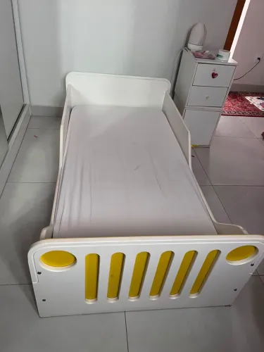 Cama infantil modelo de carro madeira
