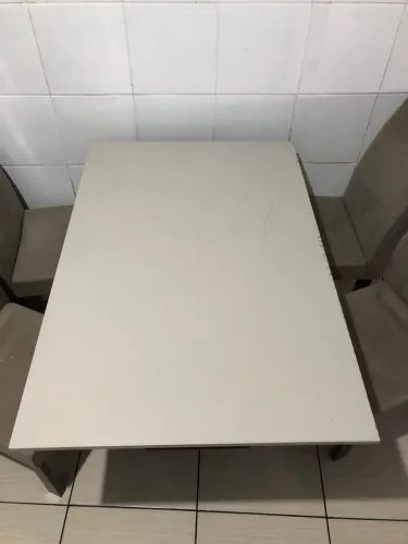 Mesa de jantar com 4 lugares espaçosa