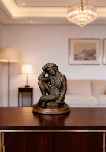 Escultura Vintage de uma Mulher Sentada com acabamento em Bronze da Coleção de Leonardo Da