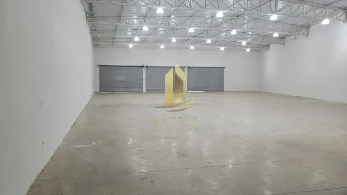Prédio comercial em avenida para locação