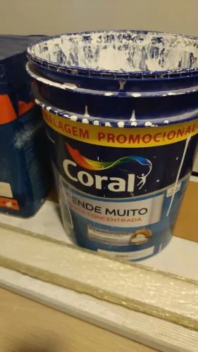Tintas pela metade / aberta recente
