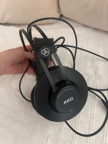 fone de ouvido akg k52 com fio preto