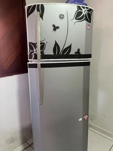 Vende - se geladeira da marca GE, frosfree único dono, congelador potente.