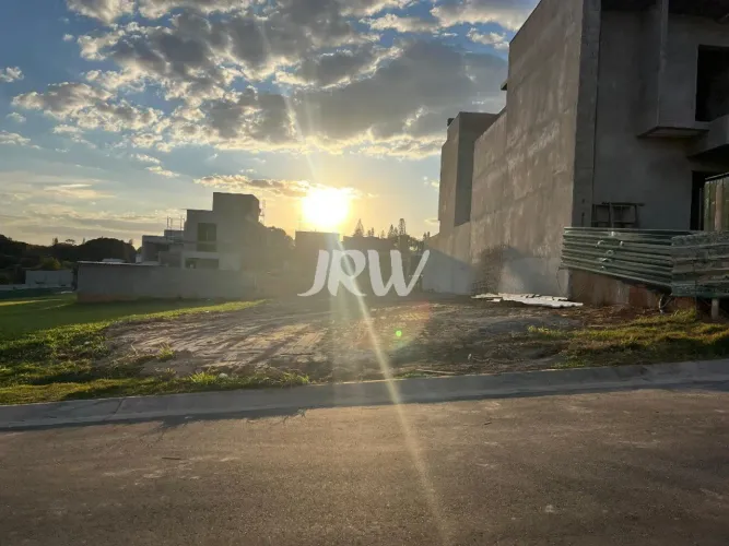 TERRENO NO CONDOMÍNIO FECHADO VILLA SAPEZAL NA CIDADE DE INDAIATUBA Metragem: 360m² O Vill