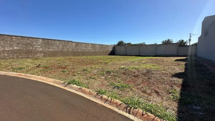 Terreno à venda no Condomínio Parque das Árvores Sertãozinho/SP.