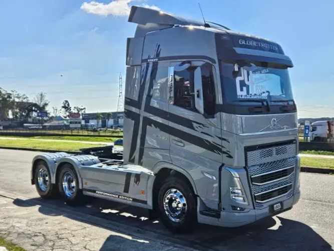 Volvo FH 540 6x4 Bug Leve Globetrotter Ano 24 Mídia Grande Geladeira Mola Freio a tambor