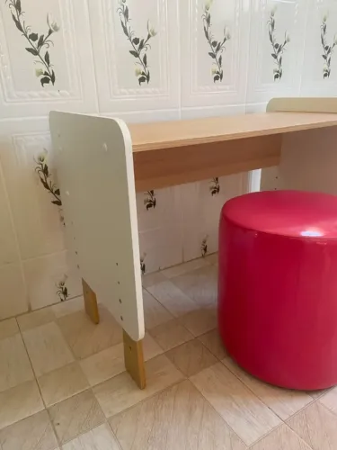 Mesa Infantil de Madeira com Puff Rosa