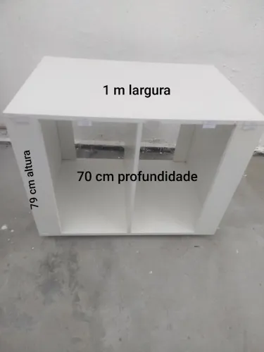 Armário expositor com rodinhas 