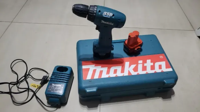Makita furadeira e parafusadeira com maleta carregador e 02 baterias MDF321D