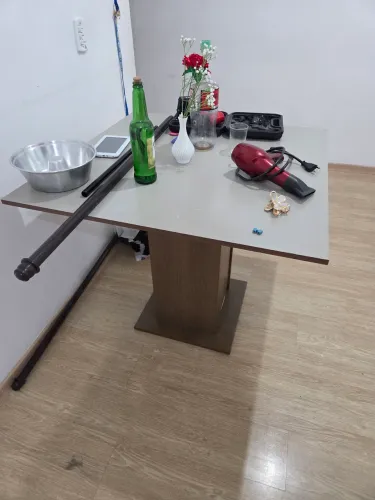 Vendo mesa pequena 
