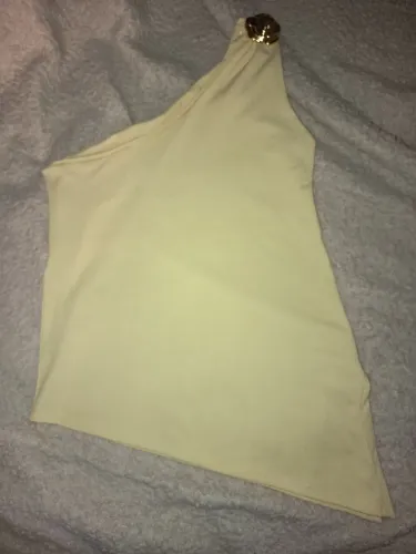 Blusa assimétrica de um ombro