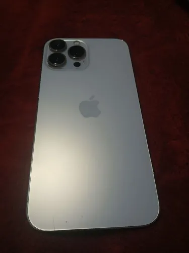 Celular dourado. 
