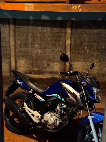 VENDE-SE ESTÁ BEM CONSERVADA ÓTIMO PARA SEU DIA A DIA , ECONÔMICA,BELO DESIGNER, só venda