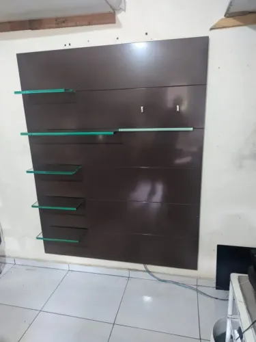 Painel Decorativo com Prateleiras de Vidro Temperado | Expositor para Loja ou Casa