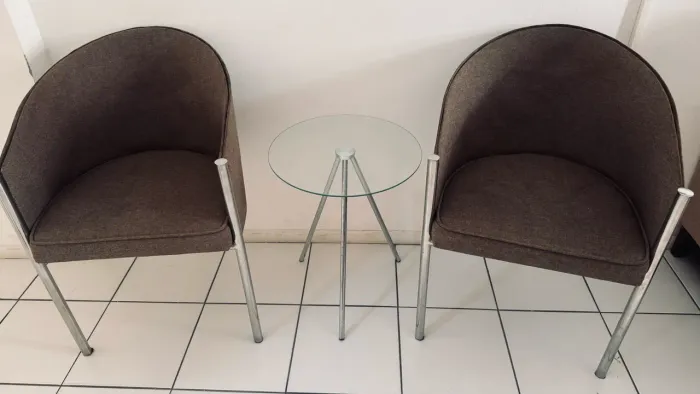 Poltronas e mesinha com tampo de vidro
