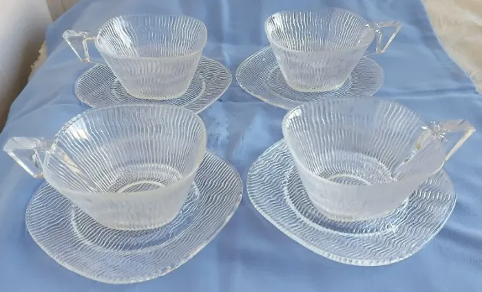 Xícaras de chá em vidro pedrado + tacinhas de sobremesa em vidro pedrado + pires em vidro