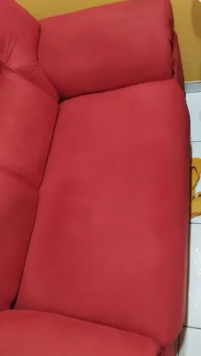 Vendo sofá de Suede vermelho, 200 reais, frete a combinar.