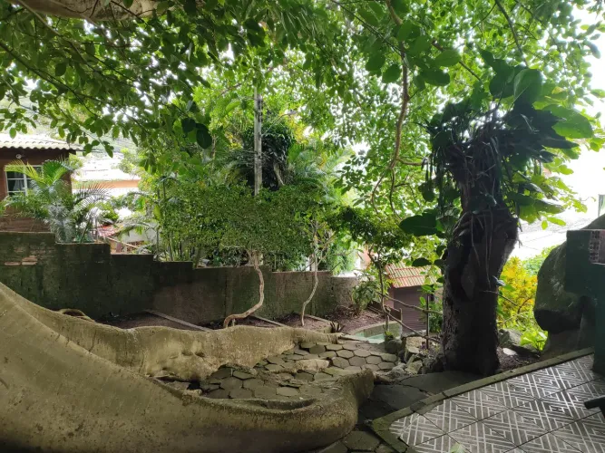 Casa Barra da Lagoa até 02 pessoas a 50m da praia, terreno bem localizado.