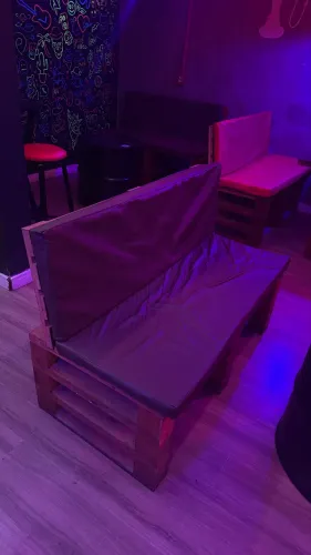 Bancos de pallet com estofado 