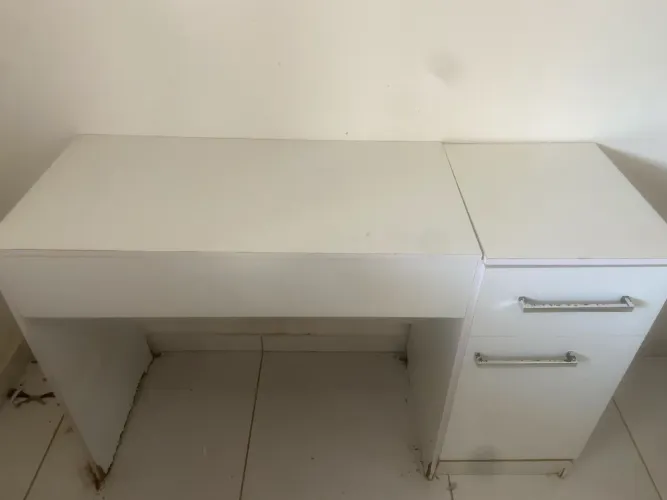 Escrivaninha/penteadeira por 100,00