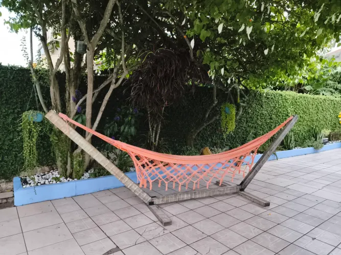 Suporte rede portátil em madeira de lei.