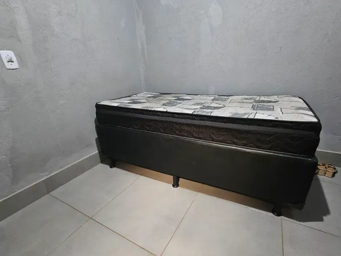 Cama de solteiro, com colchão de mola
