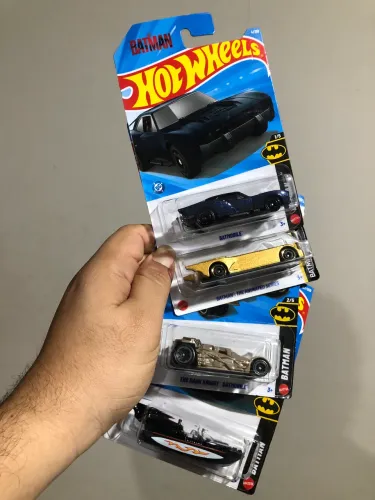 4 Batmóveis HotWheels (LACRADO).