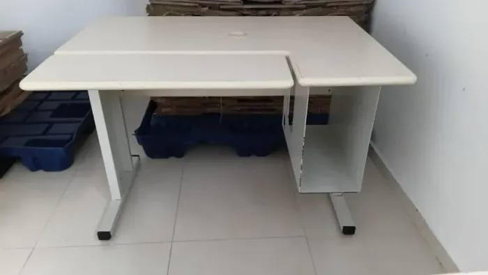 Mesa de Escritório Usada Com Suporte Para Computador