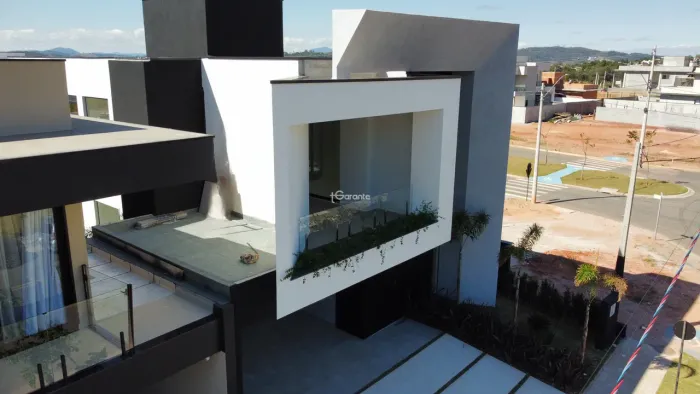 Casa de Condomínio em Atibaia com 3 suítes, elevador, área gourmet, piscina para venda com