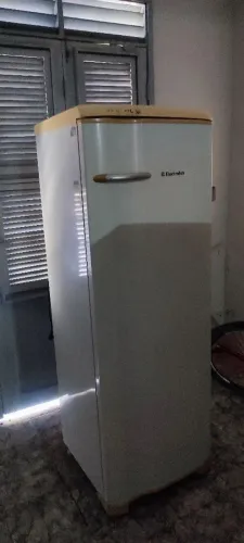 Vende-se uma geladeira!