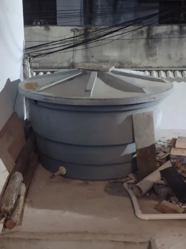 Vende-se uma caixa d'água 1000 L, usada mas em bom estado, 250,00  *