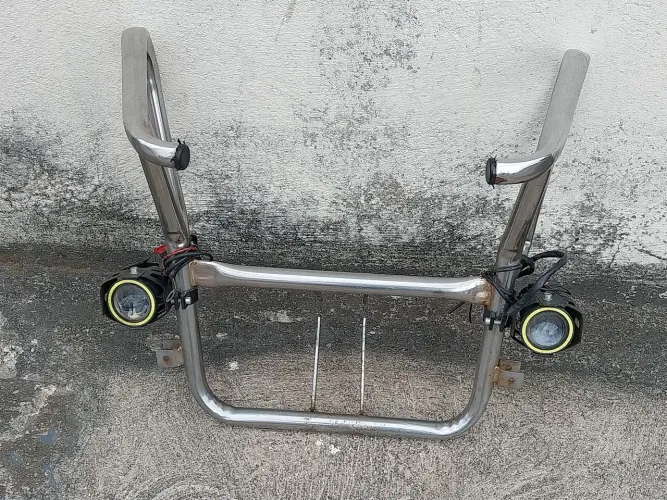 SUPORTE DO TANQUE CROMADO TITAN/FAN 160 COM FAROL DE MILHAS E BOTÃO. 