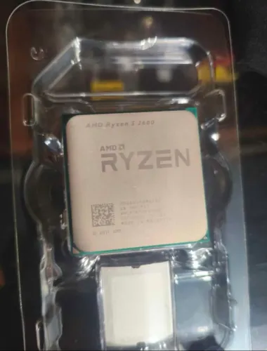 Processador AMD Ryzen 5 2600 acompanha cooler box AMD.