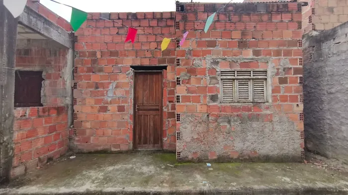 Casa simples pra ajeitar com quintal 3 metros