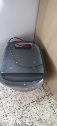 Caixa jbl party box 100. Tá pegando perfeitamente porém só na tomada