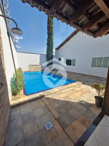 Casa para Locação com 4 Quartos, sendo 1 Suíte - 200m² - Umuarama - Uberlândia/MG