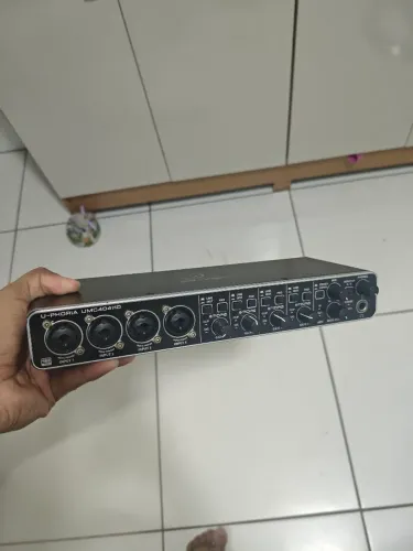 Interface de áudio Behringer Um404HD