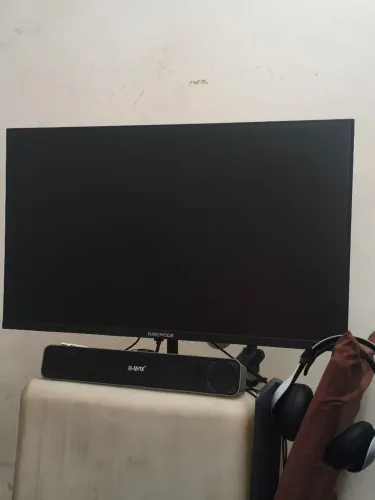 Monitor Quad HD 1440p 165hz Rise Mode com defeito de linha vertical na tela