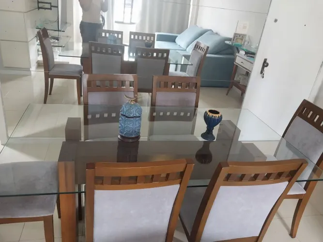 Mesa de madeira com tampo de vidro