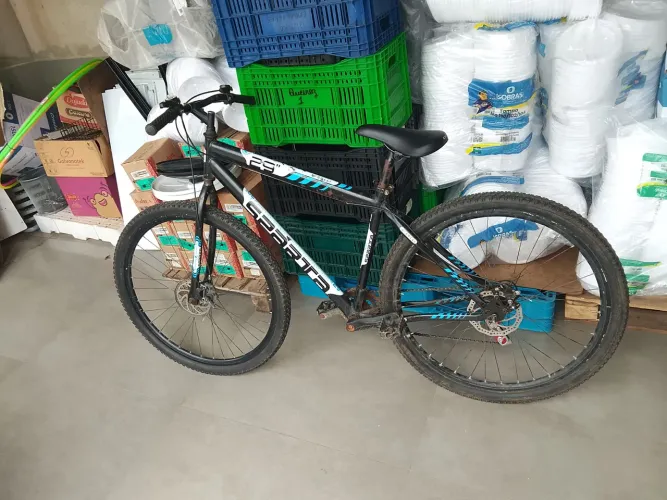 Mountain bike aro 29 com marcha por apenas 500 reais, acessível e ideal para tarefa urbana