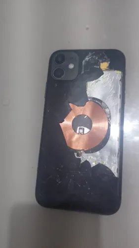 Vendo iPhone 11 64 gb ou troco por moto e volto uma parte em dinheiro 