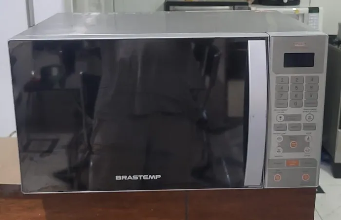 Micro-ondas Brastemp maxi gratine inox com grill 30L 127V funcionando perfeitamente