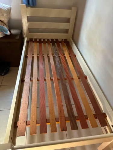 Cama solteiro de madeira