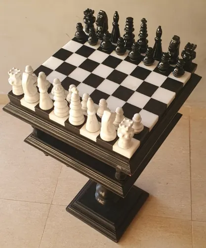 jogo xadrez porcelana c/ tabuleiro de mármore e banqueta de antiquário