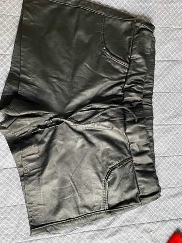 Short em couro masculino