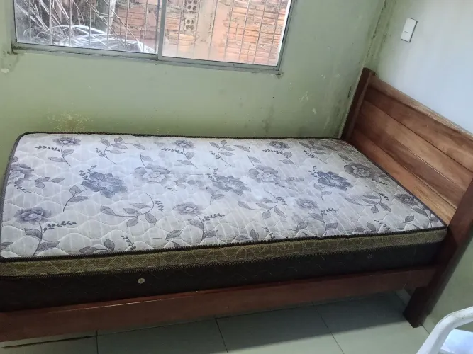 Cama feita de macaúba com colchão incluso.