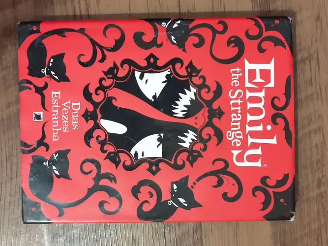 Livro Emily the strange: duas vezes estranha
