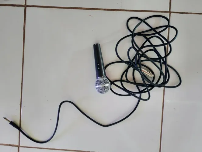 MICROFONE COM FIO